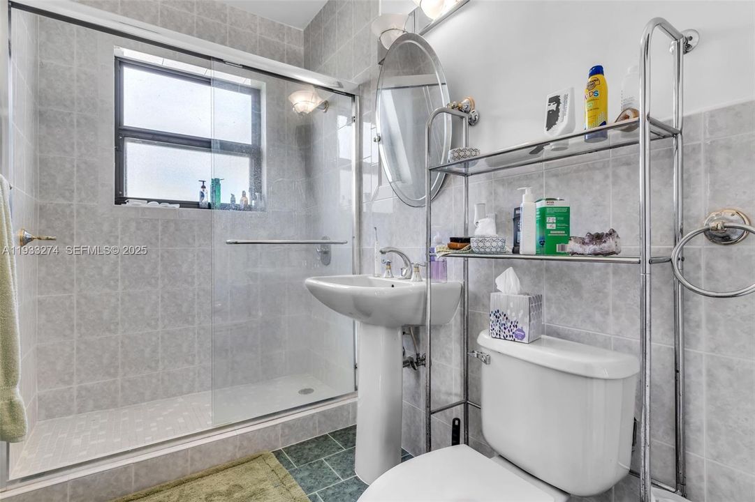 Pedestal Sink. Charming.