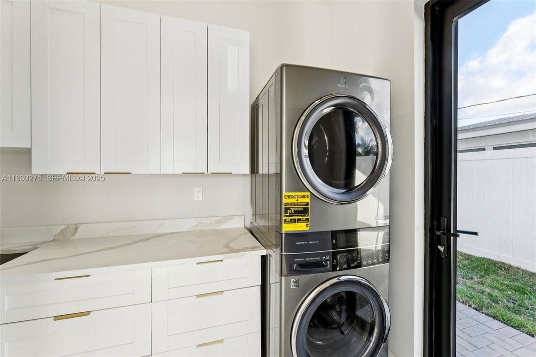 待售: $2,499,000 (3 贝兹, 3 浴室, 2223 平方英尺)