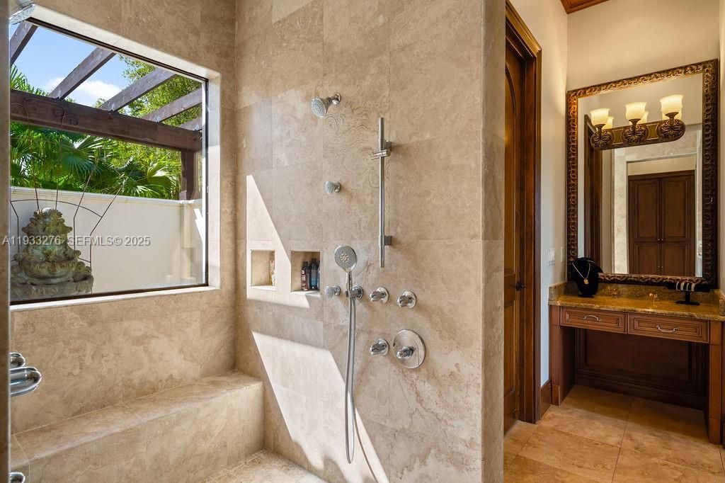 Vendido Recientemente: $4,199,000 (5 camas, 5 baños, 9239 Pies cuadrados)