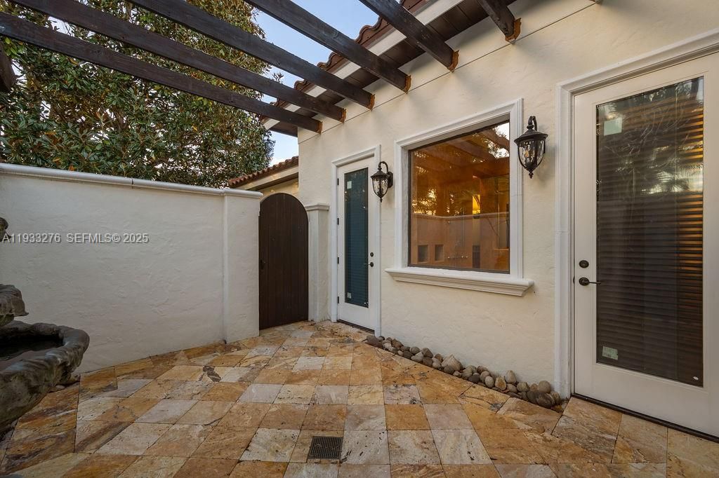 Vendido Recientemente: $4,199,000 (5 camas, 5 baños, 9239 Pies cuadrados)