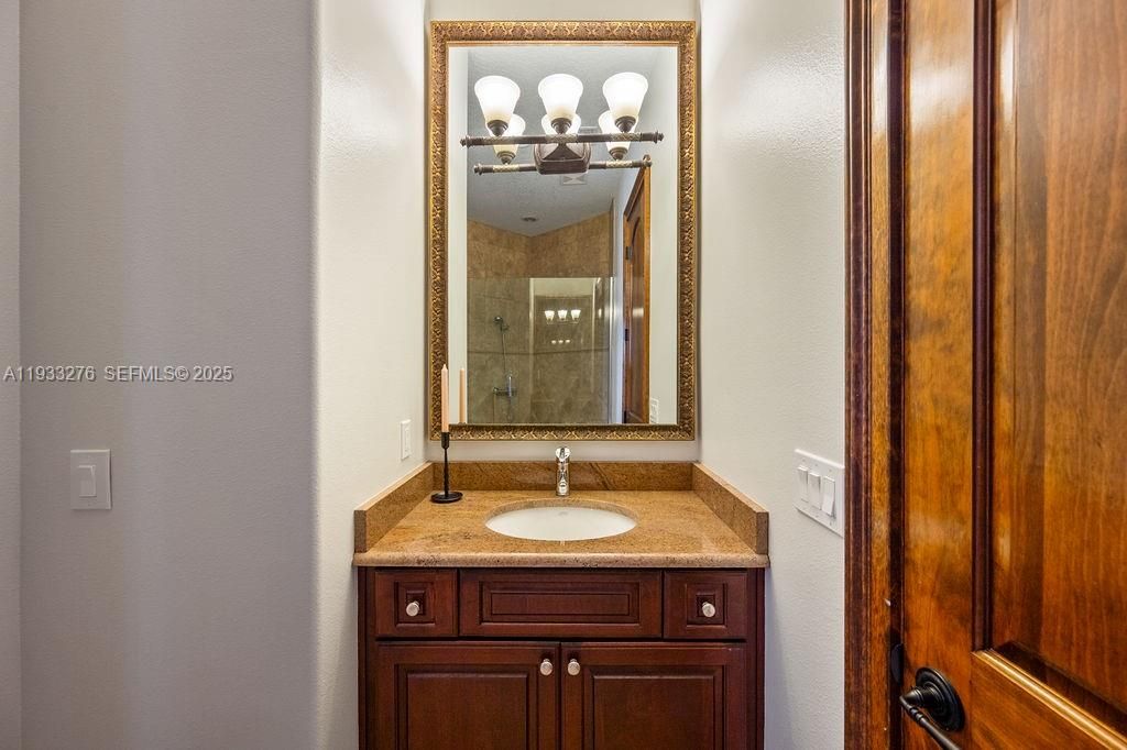 Vendido Recientemente: $4,199,000 (5 camas, 5 baños, 9239 Pies cuadrados)