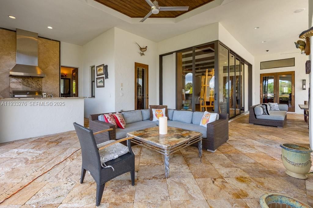 Vendido Recientemente: $4,199,000 (5 camas, 5 baños, 9239 Pies cuadrados)