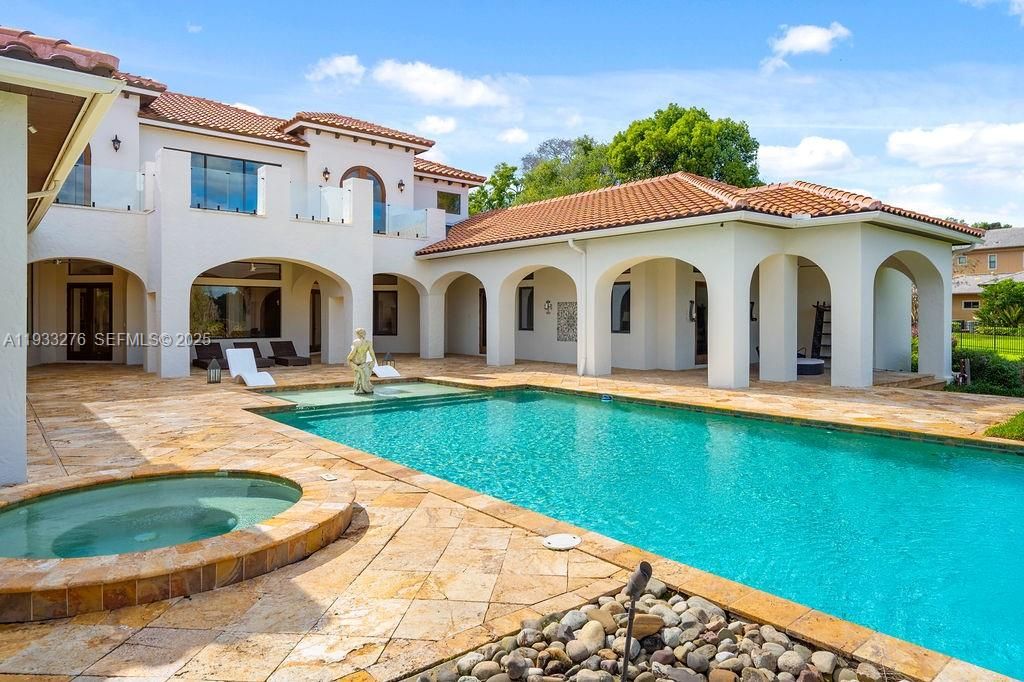 Vendido Recientemente: $4,199,000 (5 camas, 5 baños, 9239 Pies cuadrados)