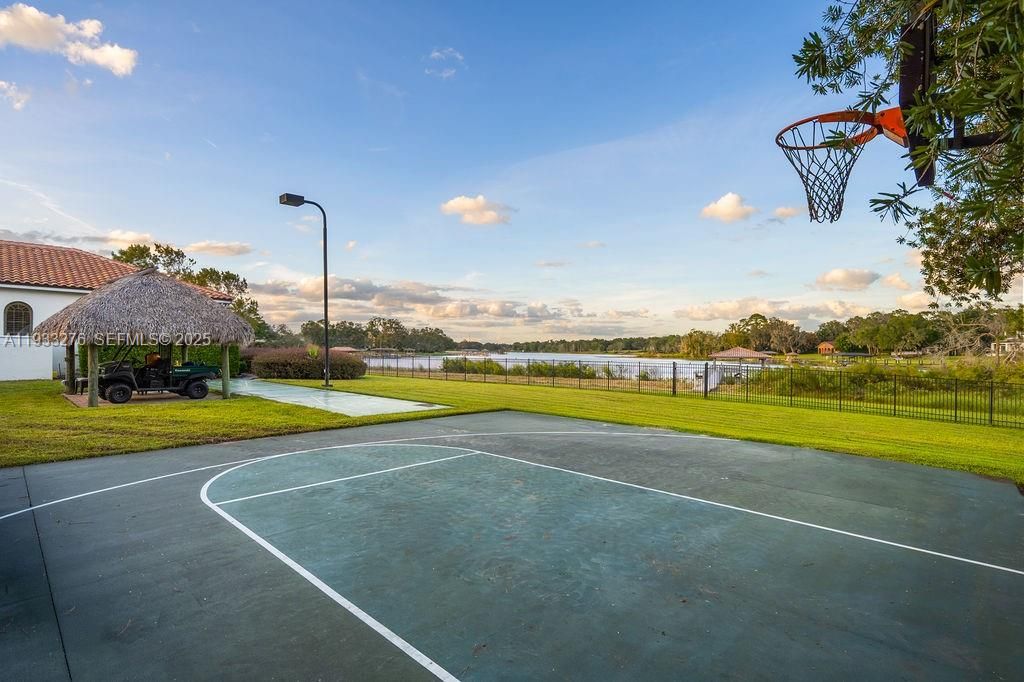 Vendido Recientemente: $4,199,000 (5 camas, 5 baños, 9239 Pies cuadrados)