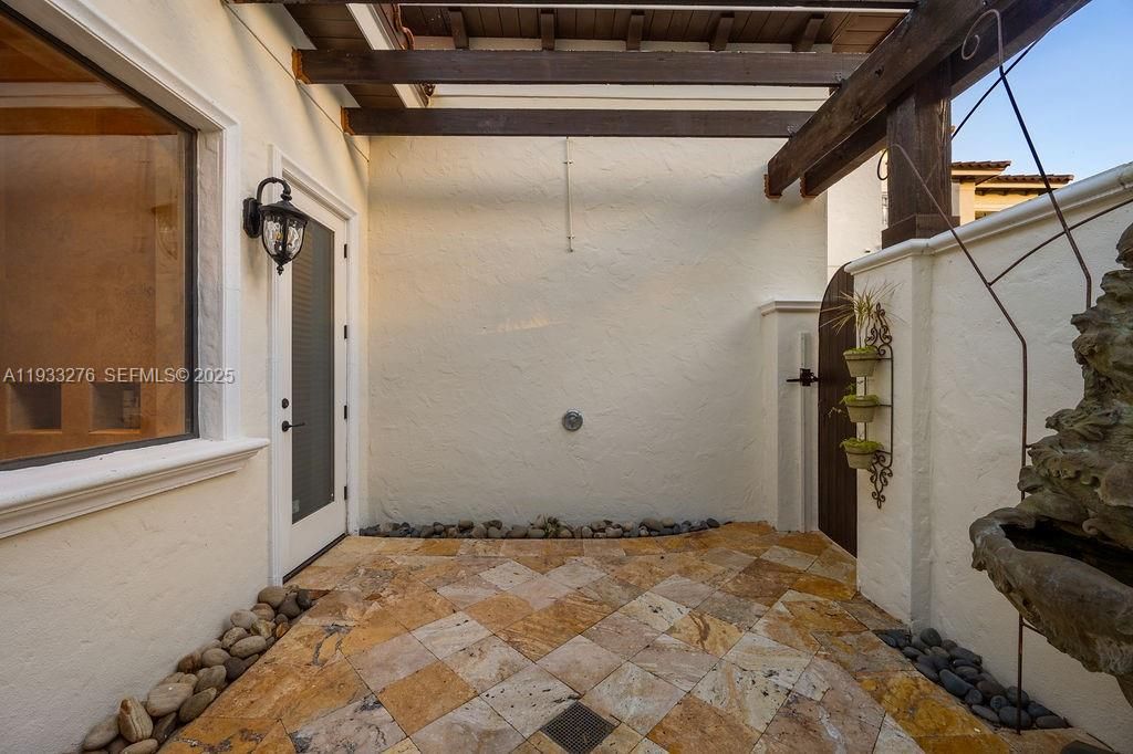 Vendido Recientemente: $4,199,000 (5 camas, 5 baños, 9239 Pies cuadrados)