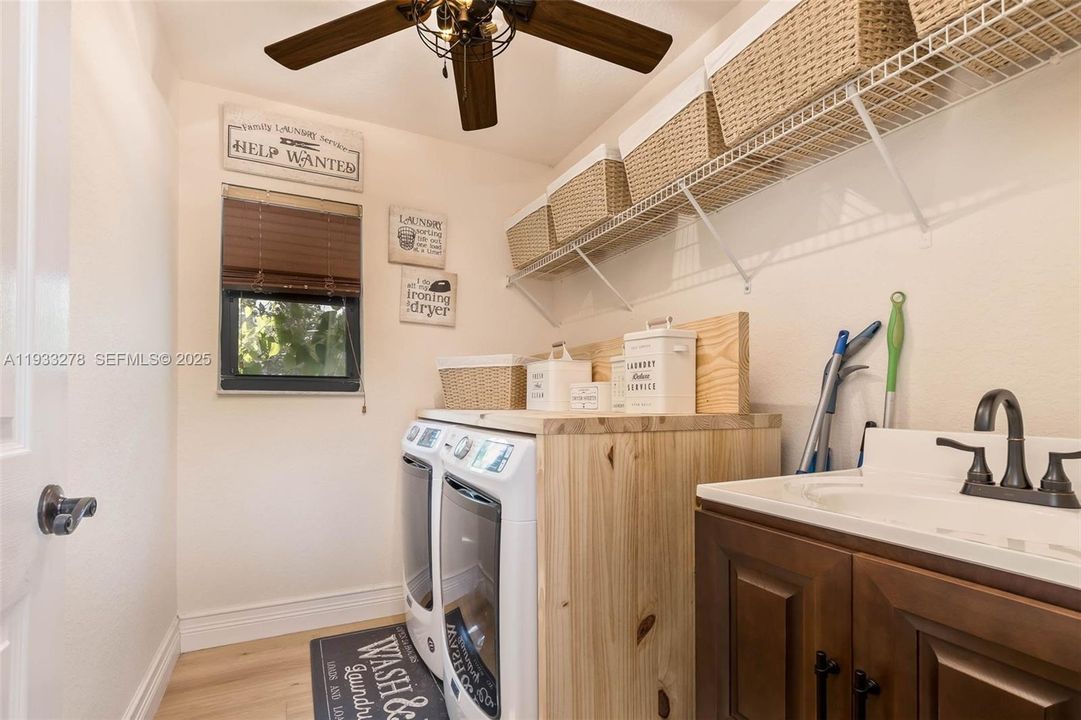 待售: $899,999 (4 贝兹, 2 浴室, 2347 平方英尺)