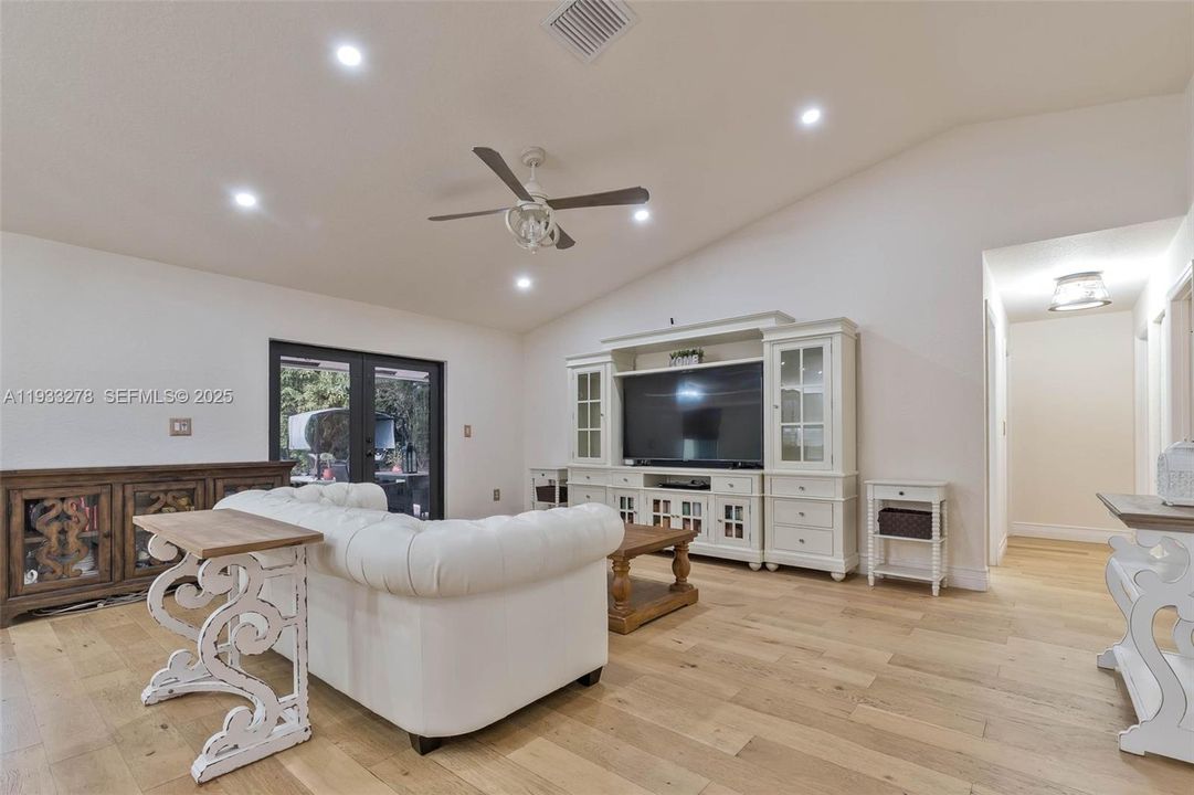 待售: $899,999 (4 贝兹, 2 浴室, 2347 平方英尺)