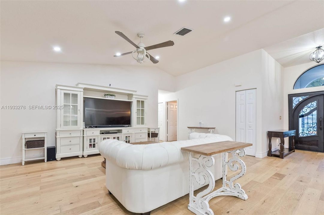 待售: $899,999 (4 贝兹, 2 浴室, 2347 平方英尺)