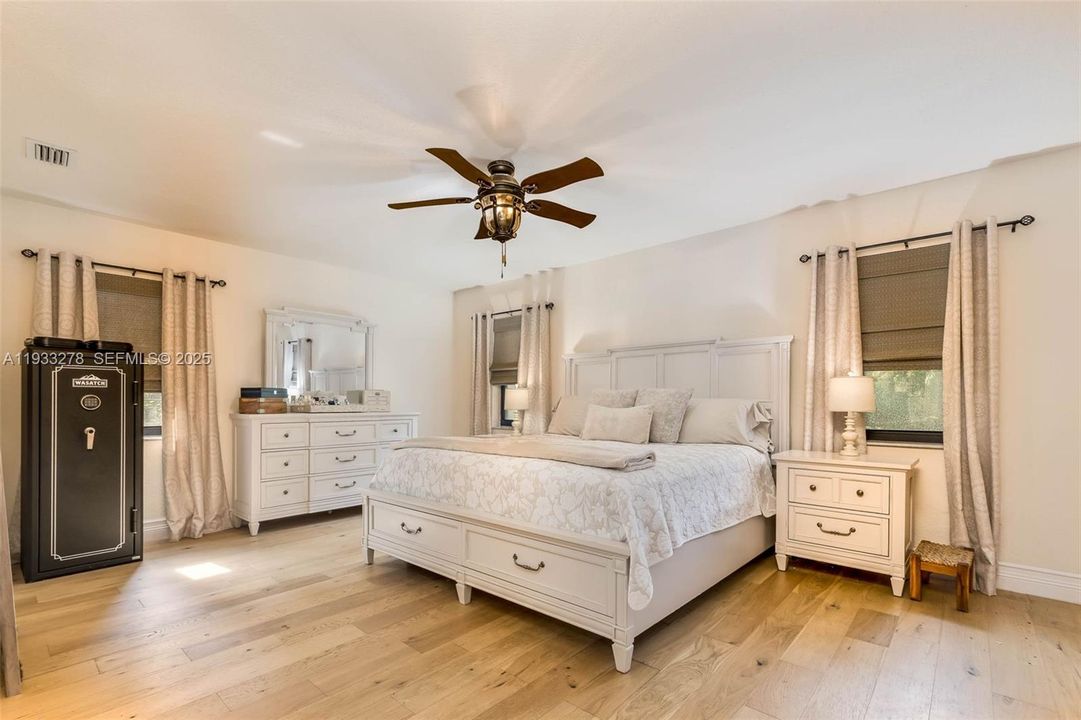 待售: $899,999 (4 贝兹, 2 浴室, 2347 平方英尺)