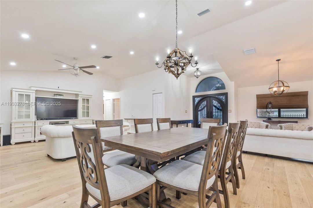 待售: $899,999 (4 贝兹, 2 浴室, 2347 平方英尺)