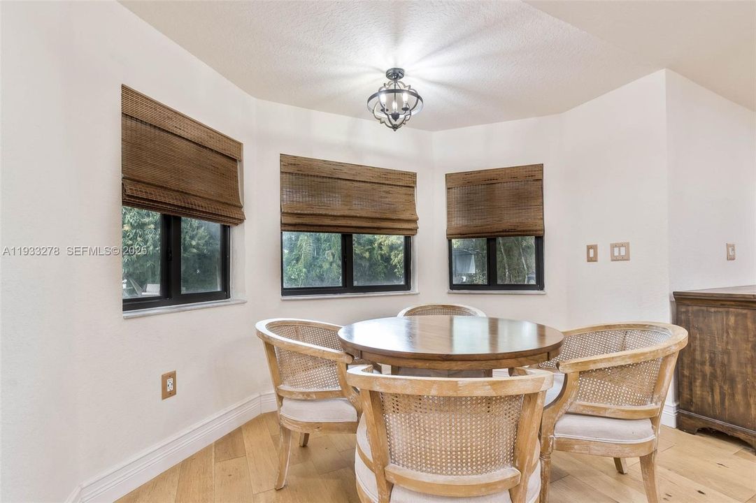 待售: $899,999 (4 贝兹, 2 浴室, 2347 平方英尺)