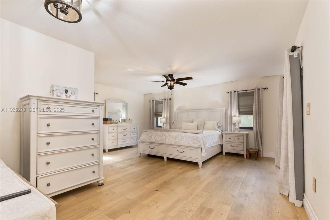 待售: $899,999 (4 贝兹, 2 浴室, 2347 平方英尺)