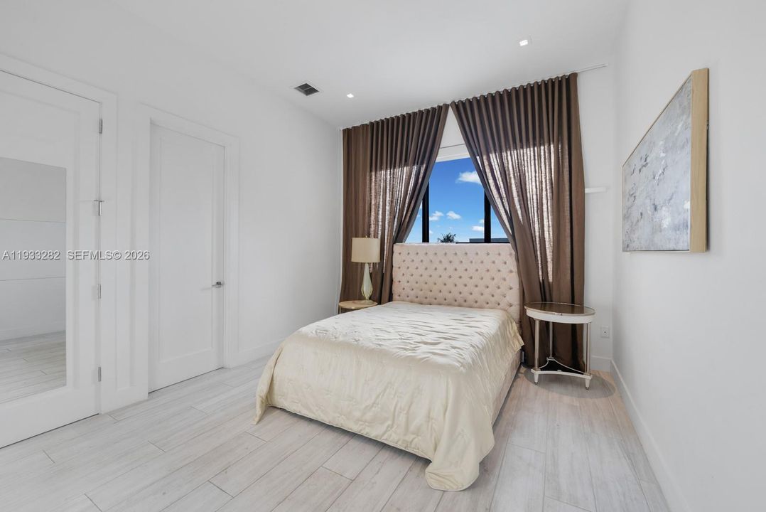 For Sale: $7,700,000 (6 beds, 7 baths, 4854 Square Feet)