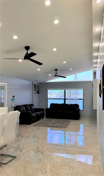 For Sale: $389,457 (2 beds, 2 baths, 1470 Square Feet)