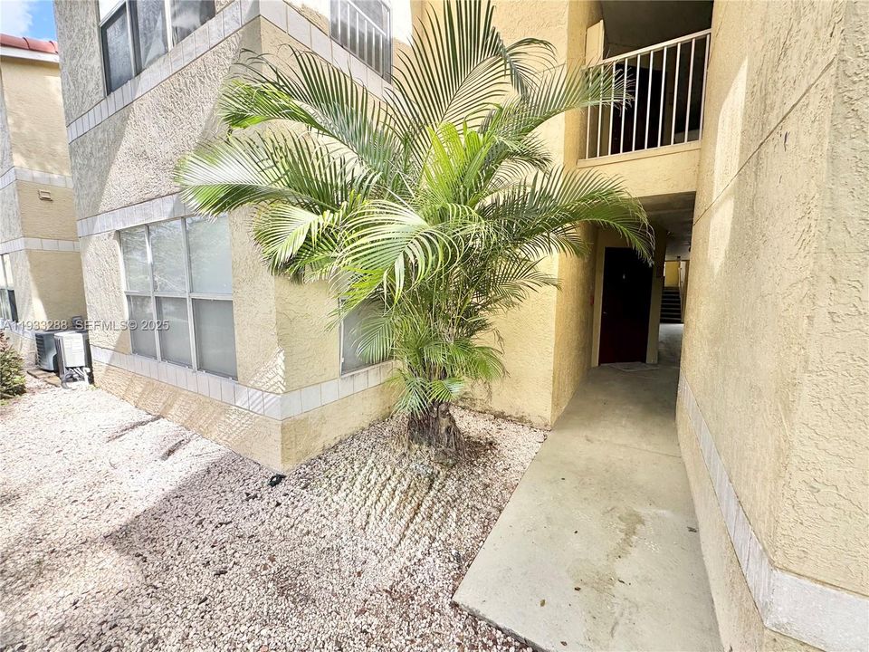 For Rent: $1,799 (1 beds, 1 baths, 743 Square Feet)