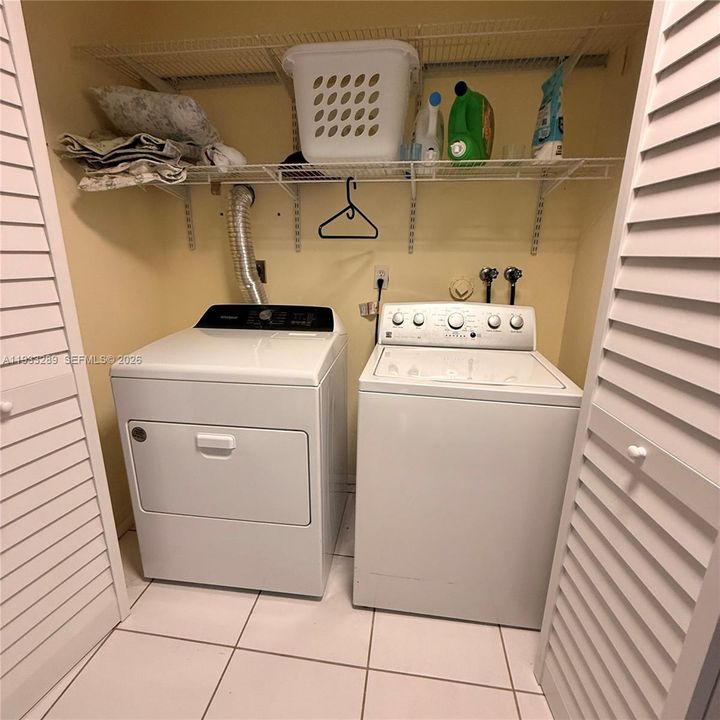 На продажу: $359,990 (3 спален, 2 ванн, 2040 Квадратных фут)