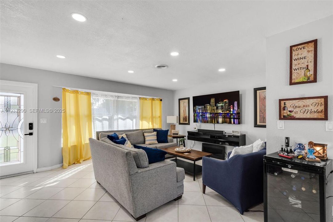 For Rent: $3,995 (3 beds, 2 baths, 1193 Square Feet)