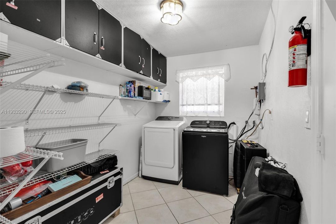 For Rent: $3,995 (3 beds, 2 baths, 1193 Square Feet)