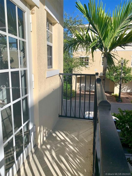 For Rent: $3,150 (3 beds, 3 baths, 1988 Square Feet)