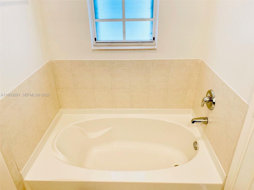 For Rent: $3,150 (3 beds, 3 baths, 1988 Square Feet)