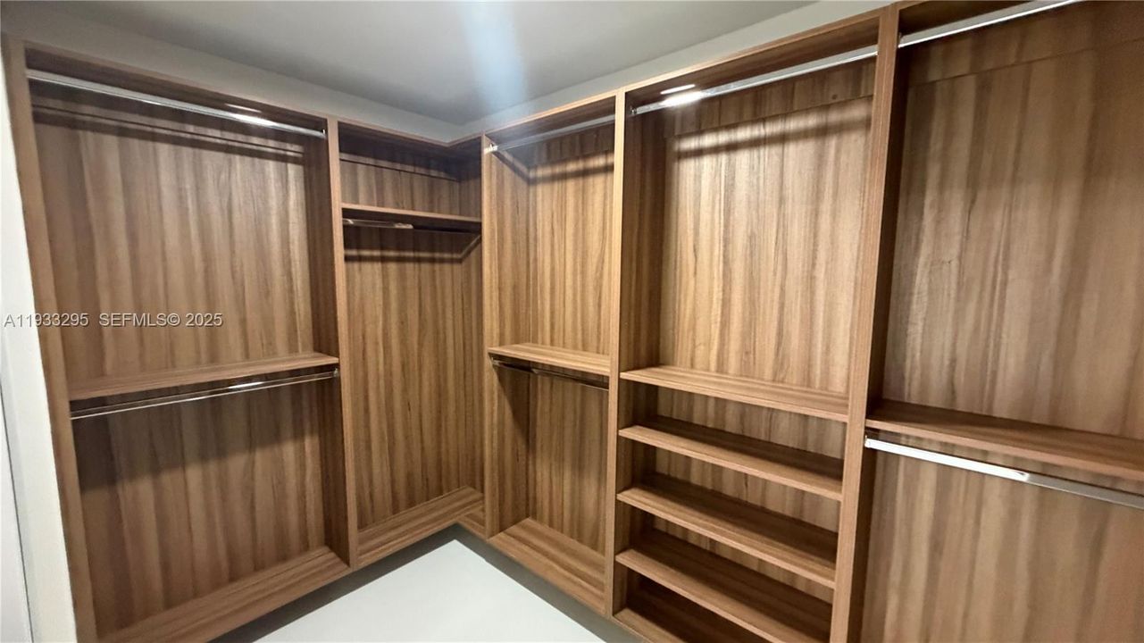 На продажу: $749,000 (4 спален, 2 ванн, 2036 Квадратных фут)