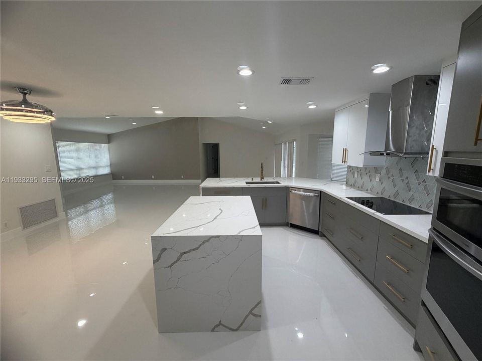 На продажу: $749,000 (4 спален, 2 ванн, 2036 Квадратных фут)