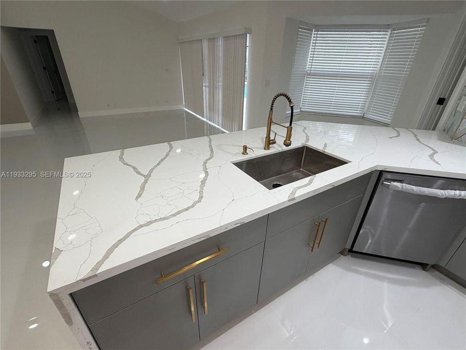 На продажу: $749,000 (4 спален, 2 ванн, 2036 Квадратных фут)