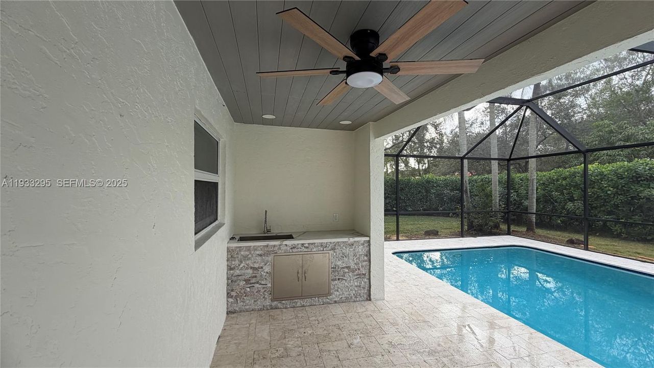 На продажу: $749,000 (4 спален, 2 ванн, 2036 Квадратных фут)