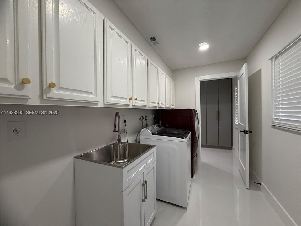 На продажу: $749,000 (4 спален, 2 ванн, 2036 Квадратных фут)