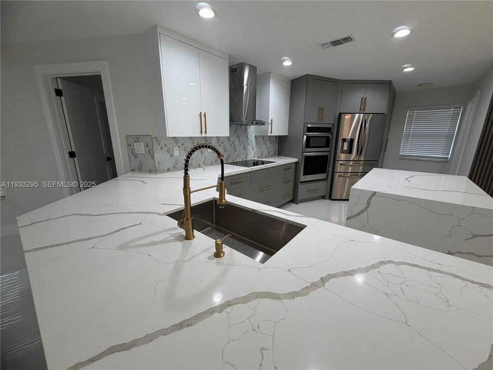 На продажу: $749,000 (4 спален, 2 ванн, 2036 Квадратных фут)