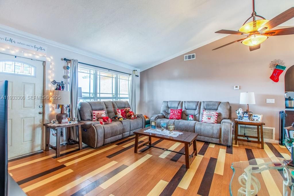 For Sale: $525,000 (3 beds, 3 baths, 1119 Square Feet)