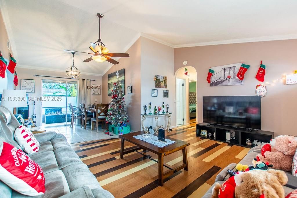 For Sale: $525,000 (3 beds, 3 baths, 1119 Square Feet)