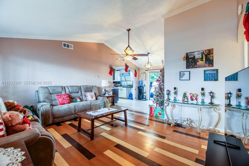 For Sale: $525,000 (3 beds, 3 baths, 1119 Square Feet)