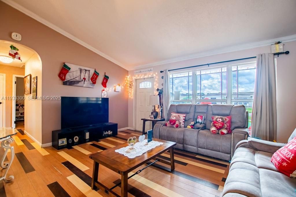 For Sale: $525,000 (3 beds, 3 baths, 1119 Square Feet)