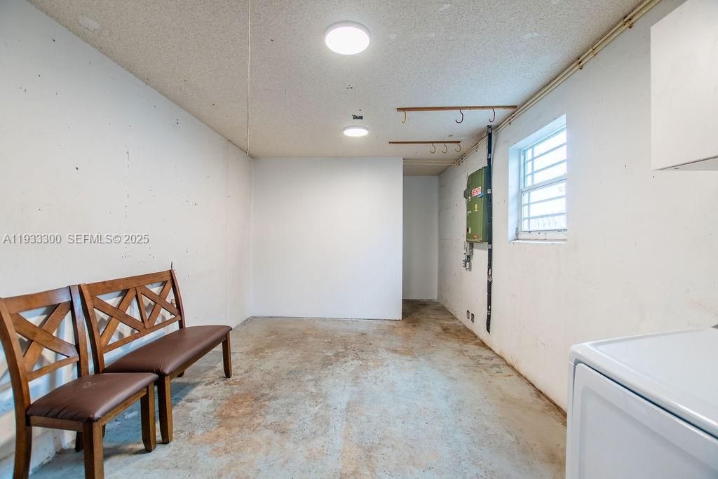 For Sale: $525,000 (3 beds, 3 baths, 1119 Square Feet)