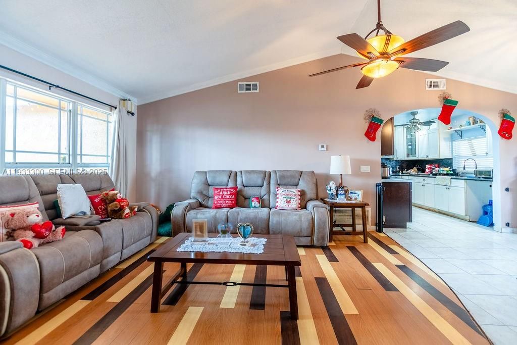 For Sale: $525,000 (3 beds, 3 baths, 1119 Square Feet)