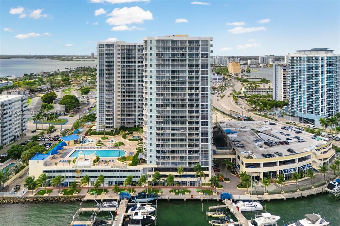 На продажу: $549,000 (2 спален, 2 ванн, 1030 Квадратных фут)