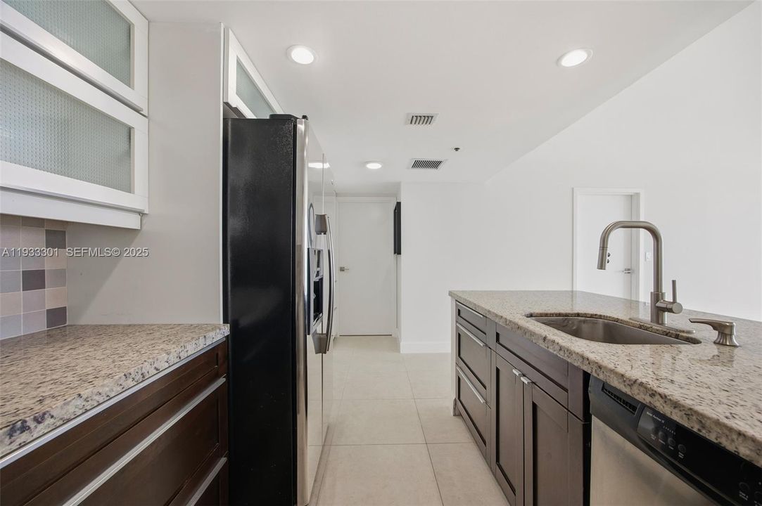 На продажу: $549,000 (2 спален, 2 ванн, 1030 Квадратных фут)