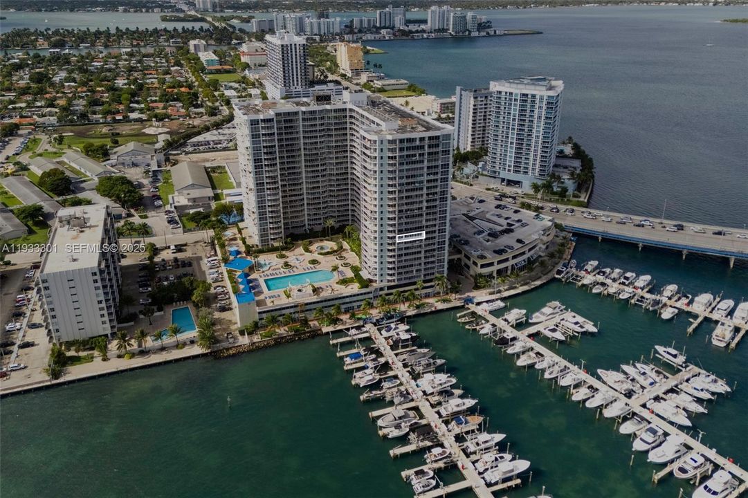 На продажу: $549,000 (2 спален, 2 ванн, 1030 Квадратных фут)