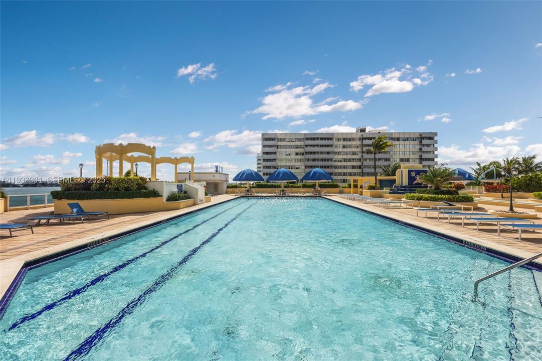 На продажу: $549,000 (2 спален, 2 ванн, 1030 Квадратных фут)