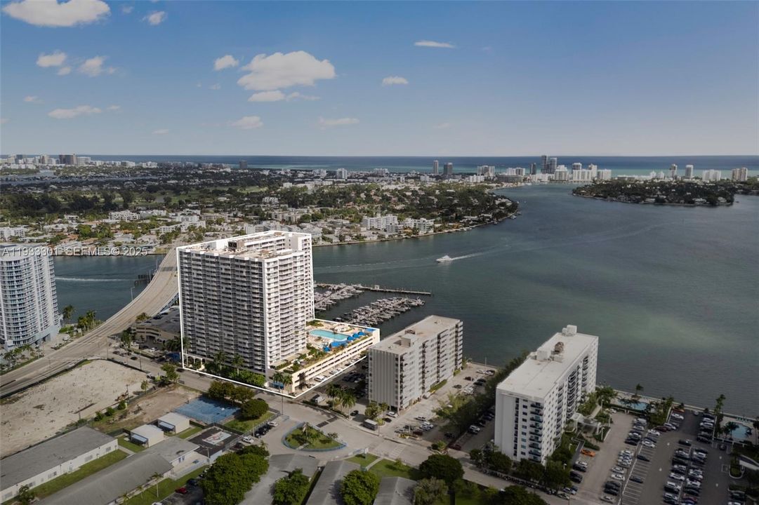 На продажу: $549,000 (2 спален, 2 ванн, 1030 Квадратных фут)