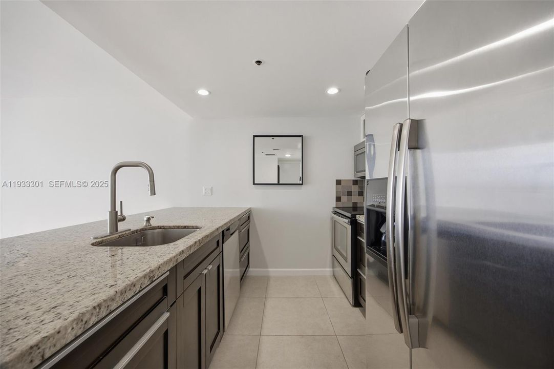 На продажу: $549,000 (2 спален, 2 ванн, 1030 Квадратных фут)