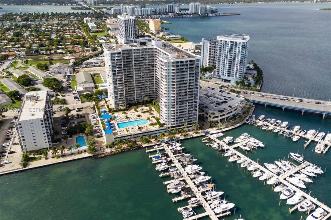 На продажу: $549,000 (2 спален, 2 ванн, 1030 Квадратных фут)