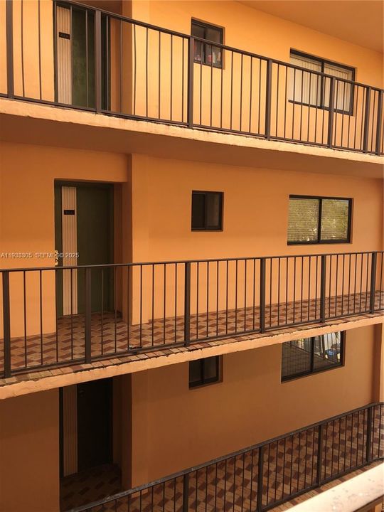 For Sale: $257,500 (2 beds, 2 baths, 965 Square Feet)