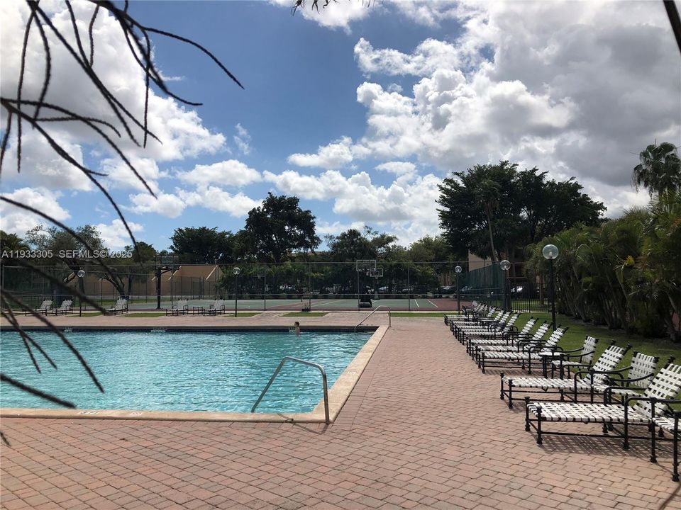 For Sale: $257,500 (2 beds, 2 baths, 965 Square Feet)