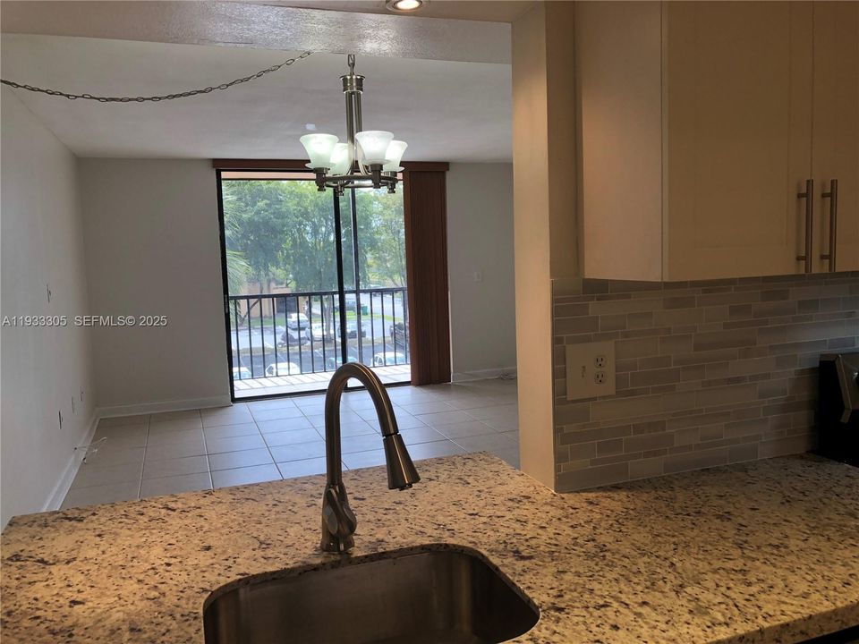 For Sale: $257,500 (2 beds, 2 baths, 965 Square Feet)