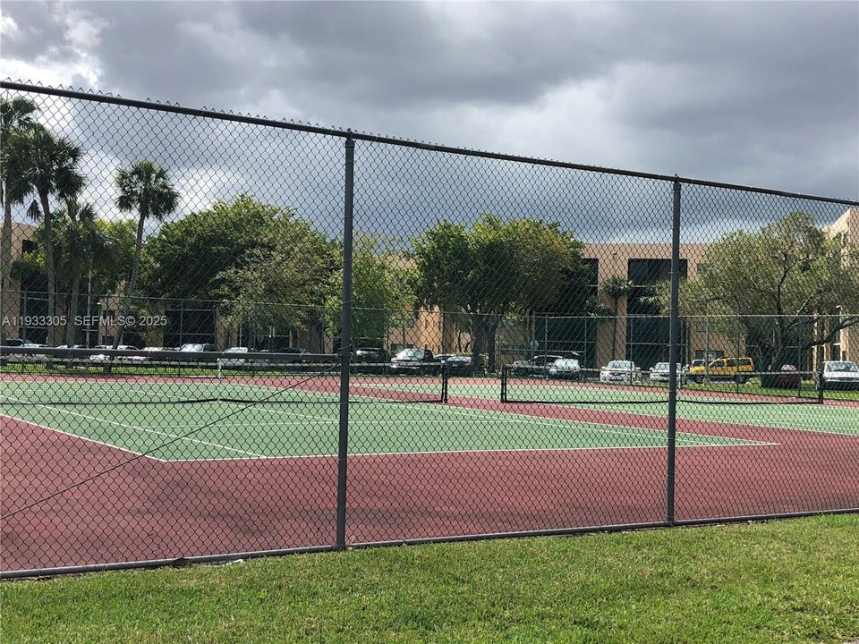 For Sale: $257,500 (2 beds, 2 baths, 965 Square Feet)