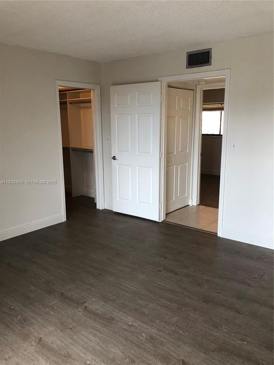 For Sale: $257,500 (2 beds, 2 baths, 965 Square Feet)