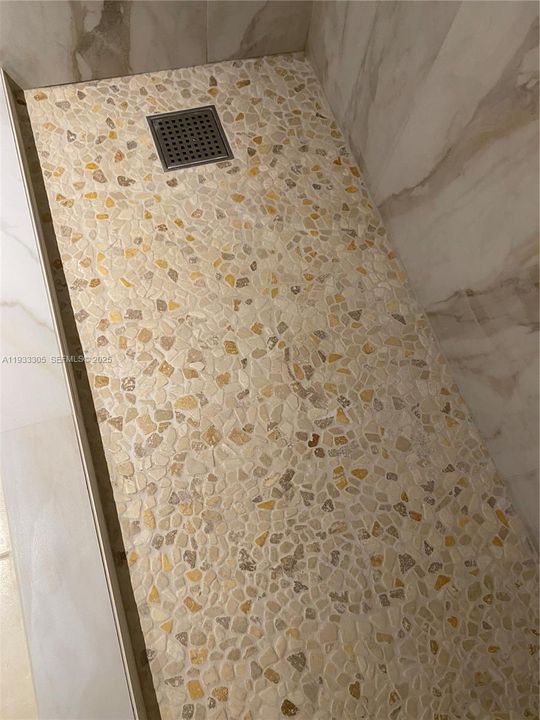 For Sale: $257,500 (2 beds, 2 baths, 965 Square Feet)