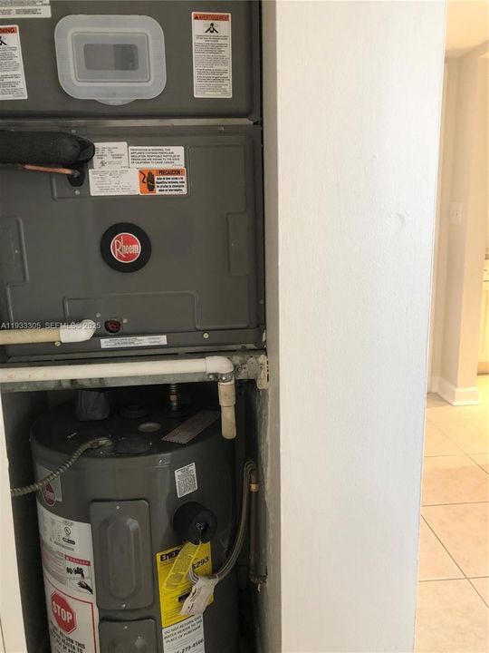 For Sale: $257,500 (2 beds, 2 baths, 965 Square Feet)